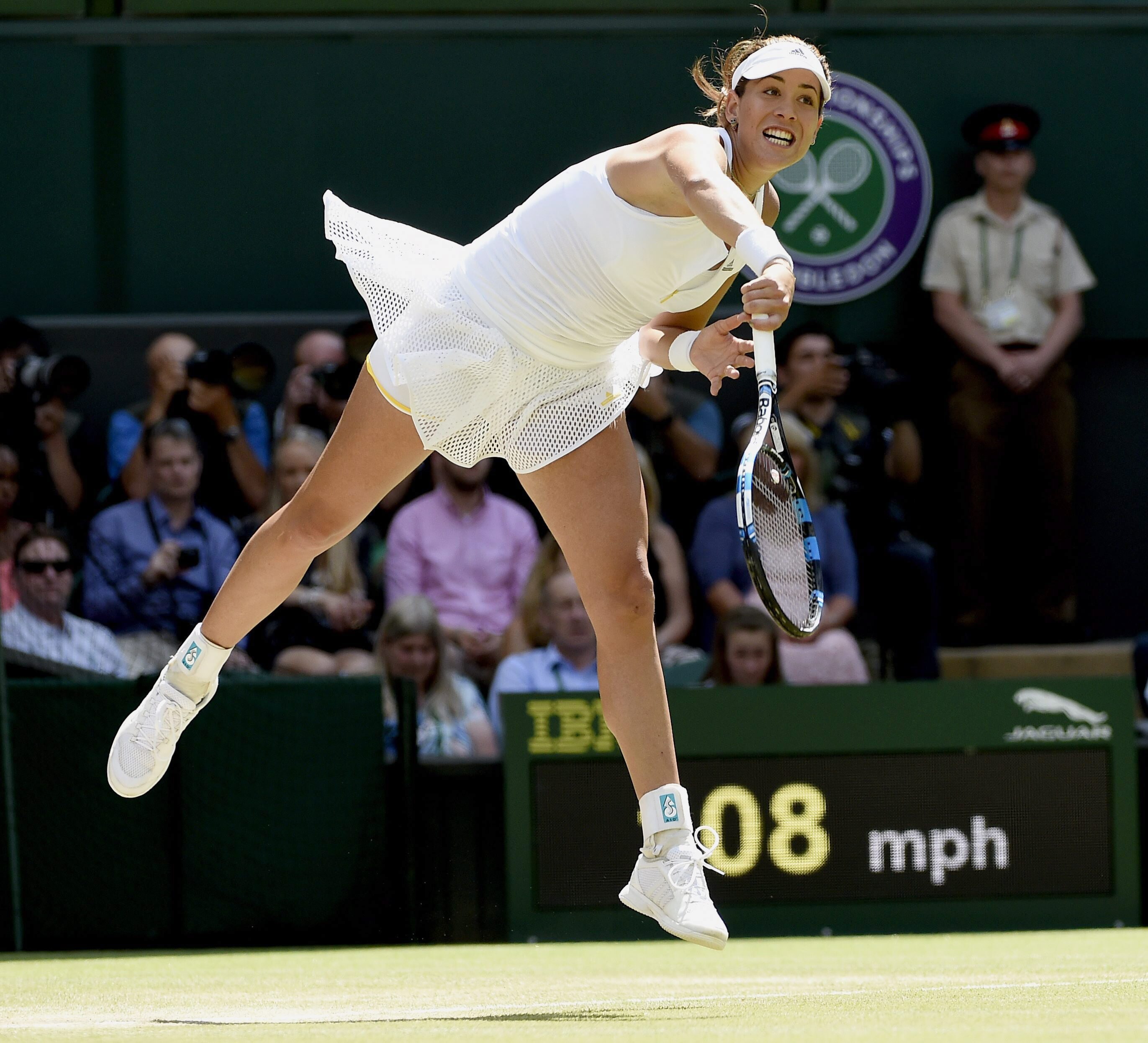 Fotografía de Garbiñe Muguruza devolviendo la pelota en WImbledon Fotografía de Garbiñe Muguruza devolviendo la pelota en WImbledon BBVA