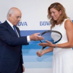 Garbiñe Muguruza y Francisco González Fotografía de Garbiñe Muguruza y Francisco González, entrega de raqueta