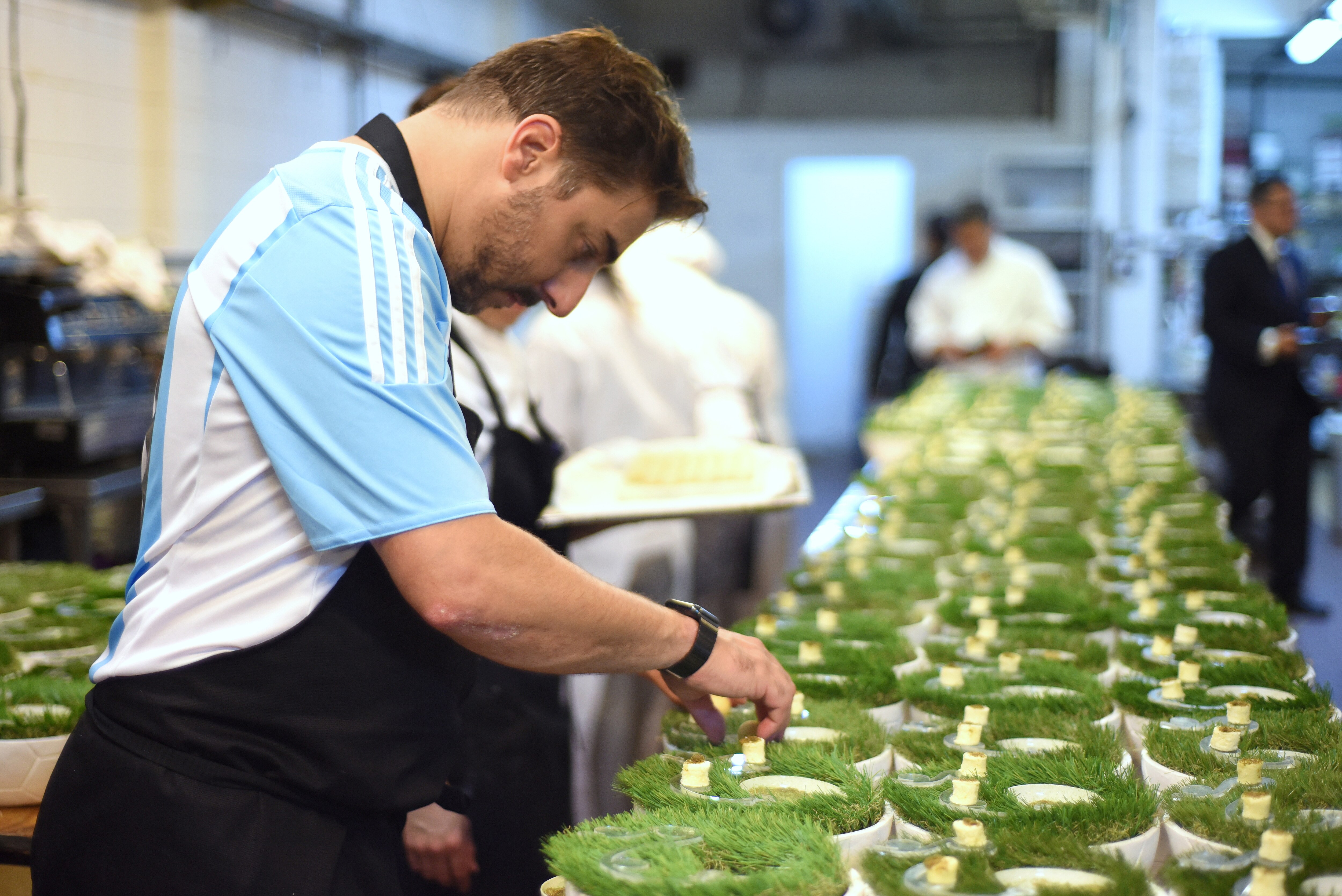 Jordi Roca, gol de messi, buenos aires, argentina Picture of Jordi Roca preparing El Gol de Messi dessert BBVA