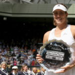 Garbiñe Muguruza, tennis, wimbledon, semifinals Picture of Garbiñe Muguruza holding her prize - BBVA