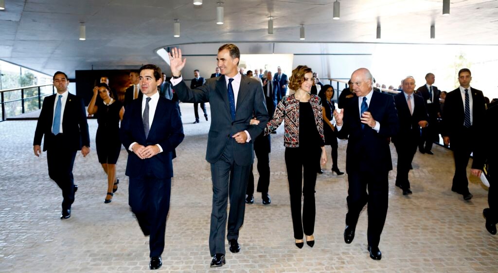 Picture of the King and Queen of Spain with Francisco González and Carlos Torres Vila during their visit to Ciudad BBVA