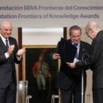 Picture of Marvin Minsky awarded by the BBVA Foundation with chairman Francisco Gonzalez