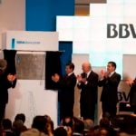 Francisco González and Mexican President Enrique Peña Nieto unveil the BBVA Bancomer Tower in Mexico City