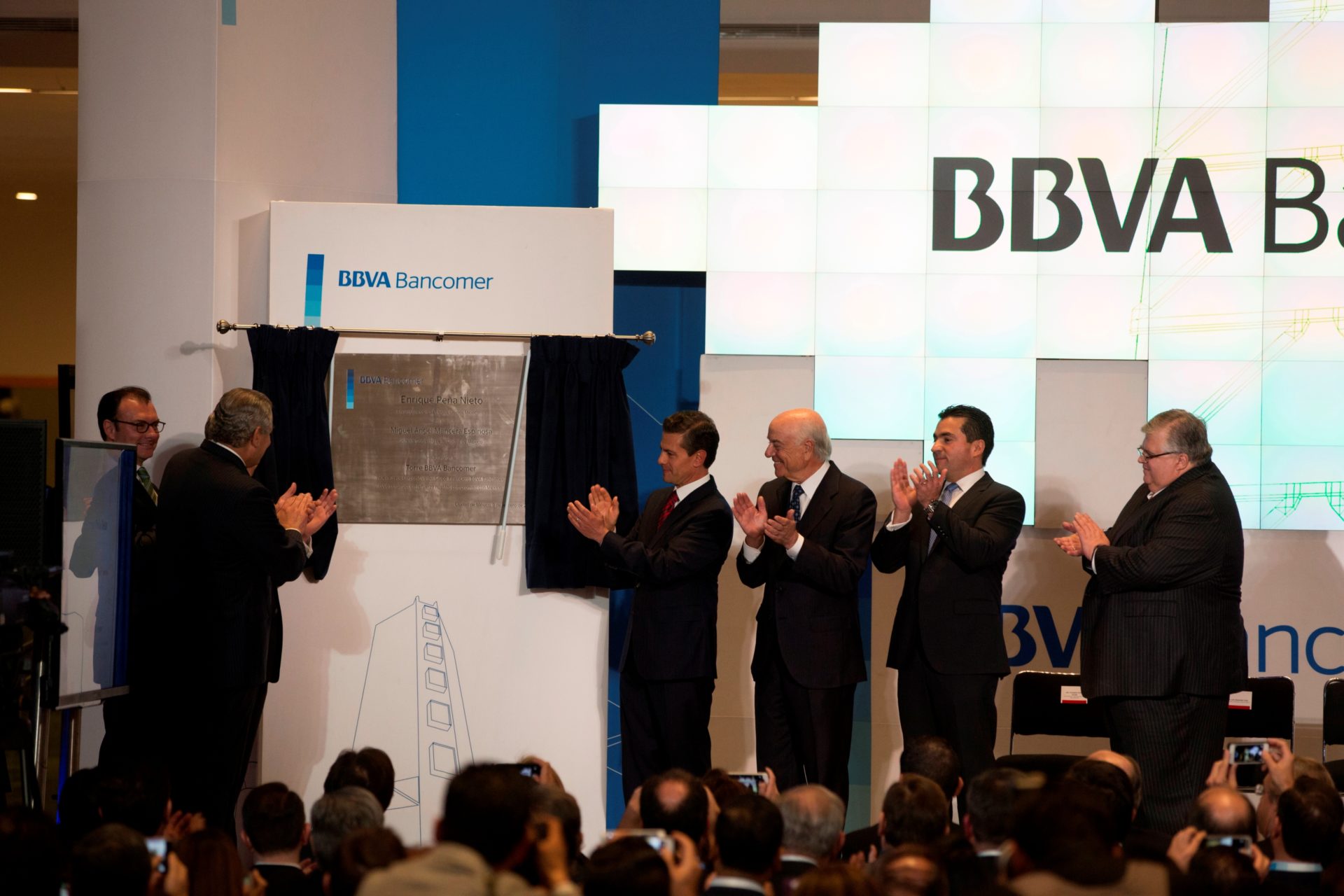 Francisco González and Mexican President Enrique Peña Nieto unveil the BBVA Bancomer Tower in Mexico City