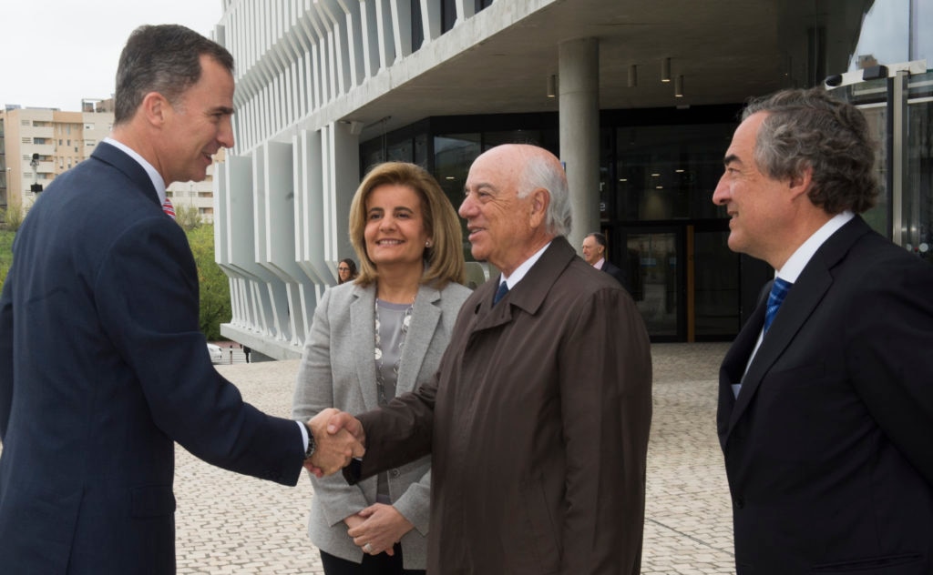 BBVA Chairman Francisco González, greets King Felipe VI, accompanied by Fátima Báñez, Minister of Employment and Social Security, and CEOE Chairman Juan Rosell.