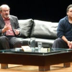 Fotografía de Salman Rushdie con Peter Florence en el Hay Festival