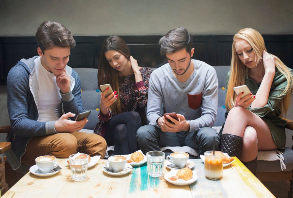 Young People - Connected phones bbva recurso Young People - Connected phones bbva recurso