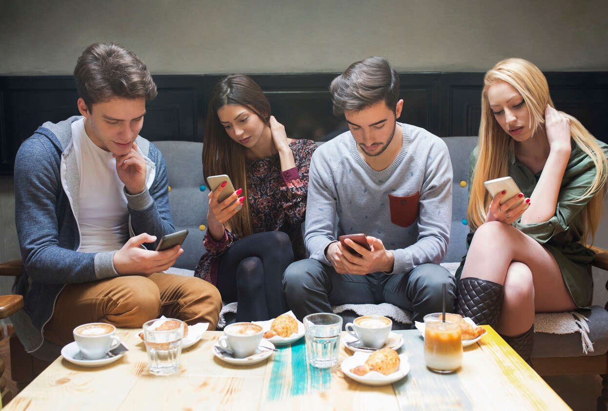 Young People - Connected phones bbva recurso Young People - Connected phones bbva recurso