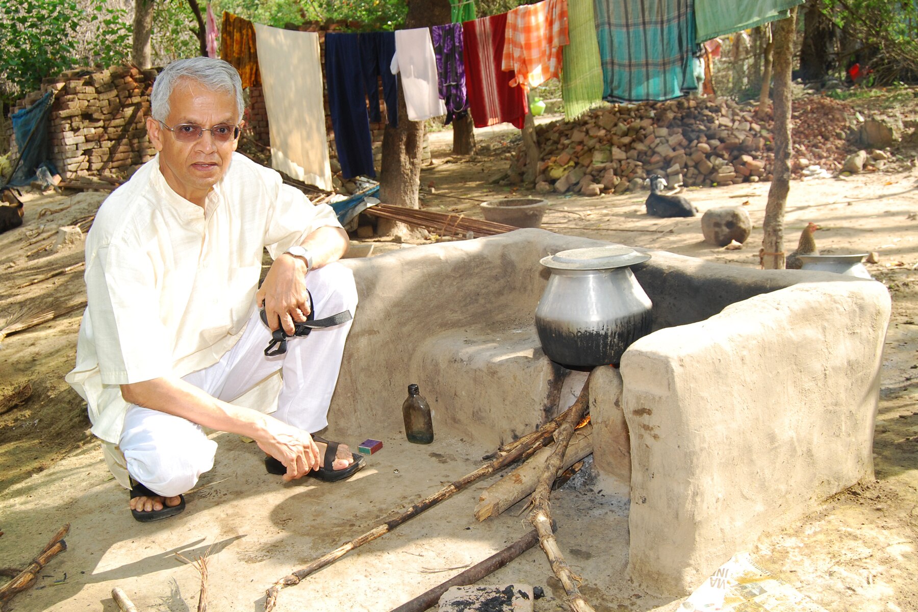 Veerabhadran Ramanathan, Premio Fundacion BBVA Fronteras del Conocimiento, junto a una cocina tradicional india Veerabhadran Ramanathan, Premio Fundacion BBVA Fronteras del Conocimiento, junto a una cocina tradicional india