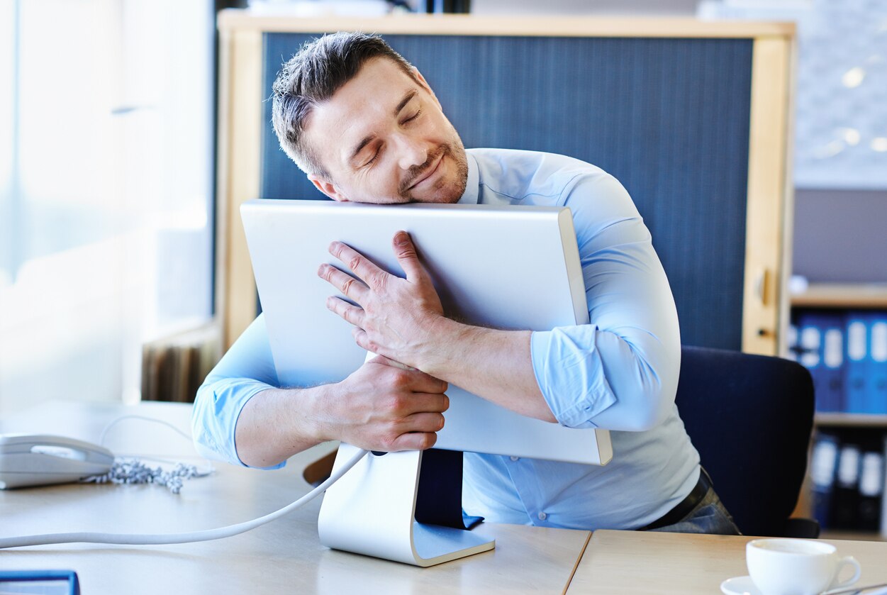 computer-man-hug-resource-bbva computer-man-hug-resource-bbva
