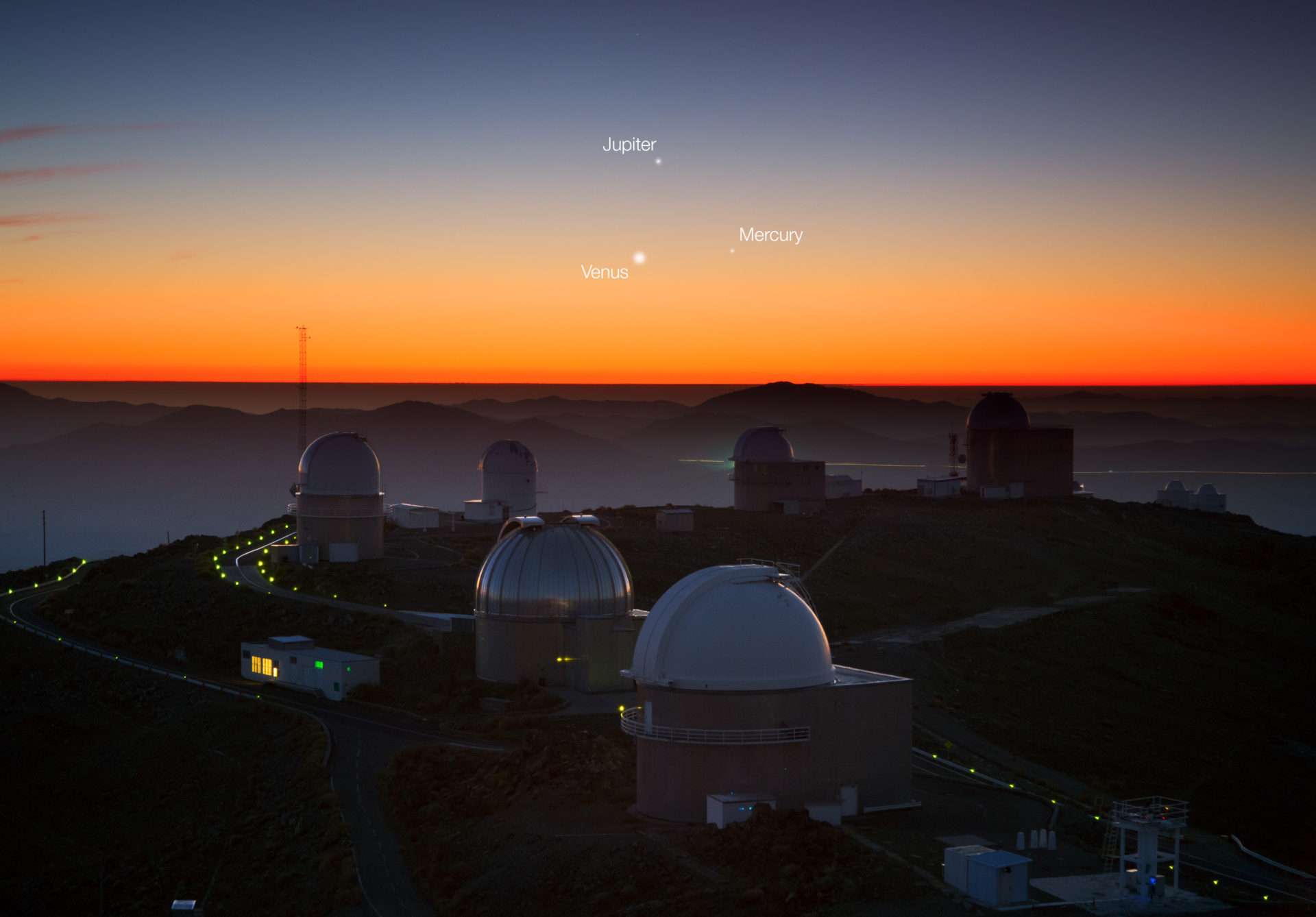 Three planets dance over La Silla