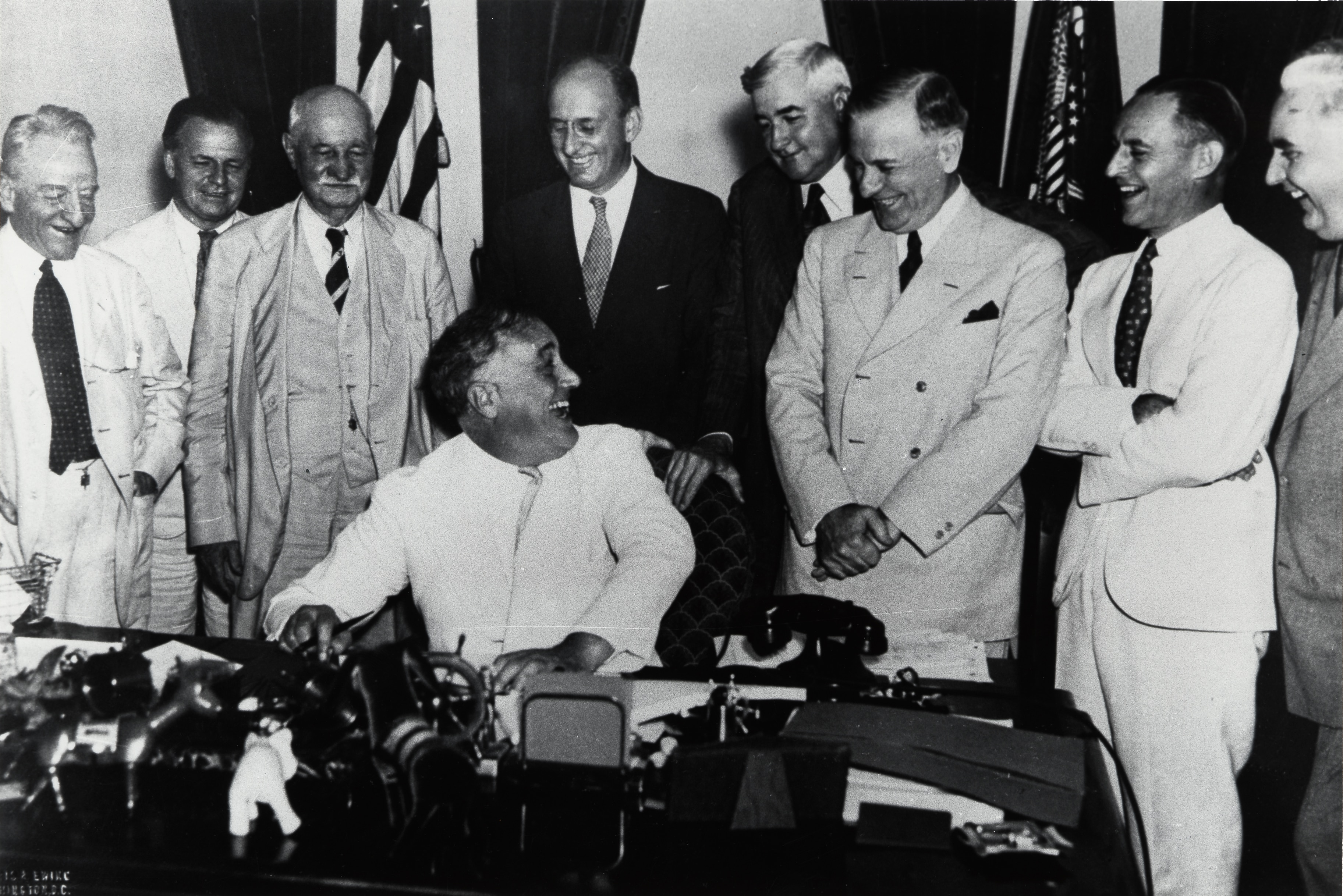 Roosvelt signing Banking Act in 1935