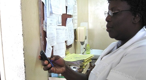 Image of anNurse_in_Ghana_using_mobile_phone