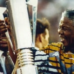 El 18 de julio se celebra el Día Internacional de Nelson Mandela. En la imagen, celebrando la victoria de Sudáfrica en la Copa africana Nelson Mandela, curiosidades del líder sudafricano