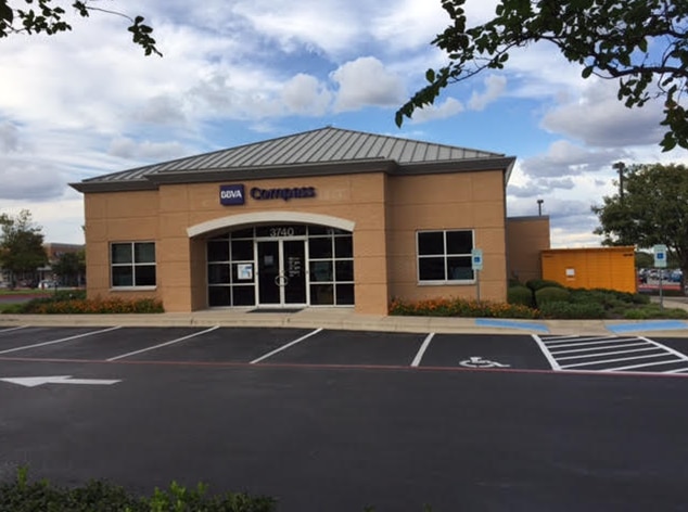 A photo of a BBVA Compass branch with an Amazon locker.