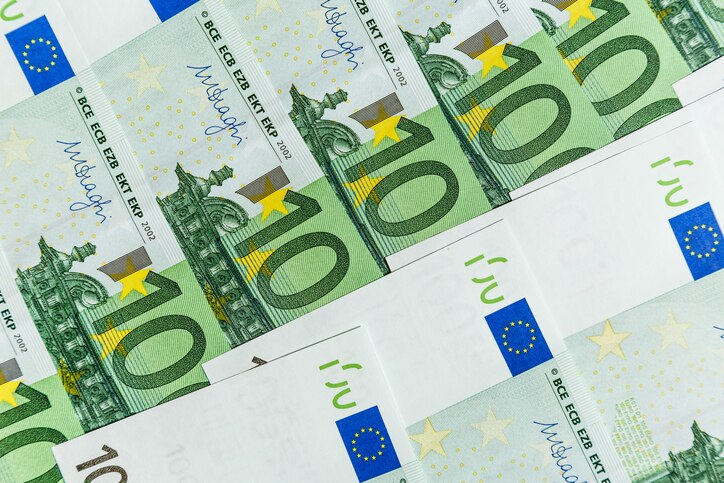 One hundred euro banknotes 100 euros billete money dinero resource recurso