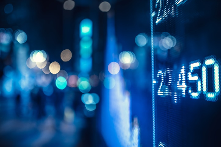 RESOURCE recurso display stock market numbers and graph innovation tech technology fintech finance economy