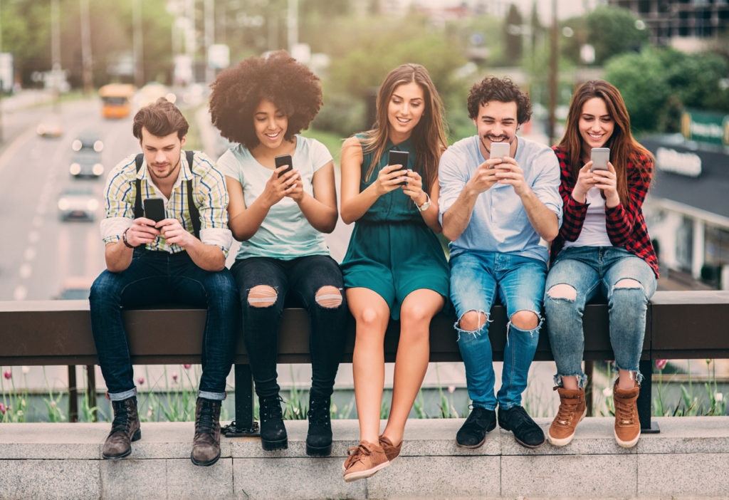 RESOURCE recurso millennials young digital smartphone Surfing the net in the city