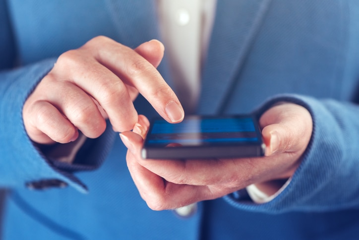 RESOURCE recurso app mobile tech fintech Smartphone in hands of businesswoman