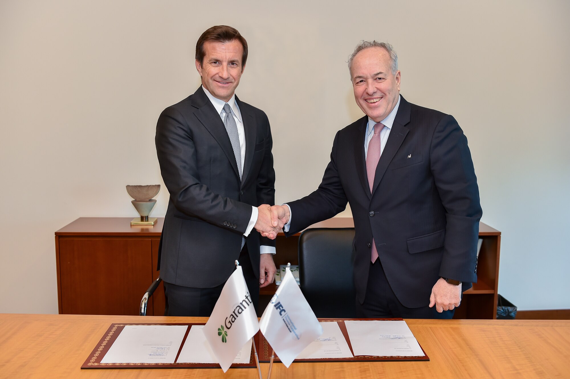 Garanti Bank’s CEO Fuat Erbil and Marcos Brujis, IFC’s Global Director, Financial Institutions Group Image of Garanti Bank’s CEO Fuat Erbil and Marcos Brujis, IFC’s Global Director, Financial Institutions Group