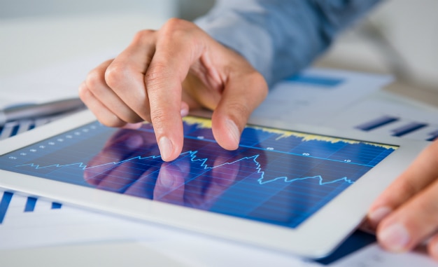 broxel-fintech_rablet-graphic-hand-bbva broxel-fintech_rablet-graphic-hand-bbva