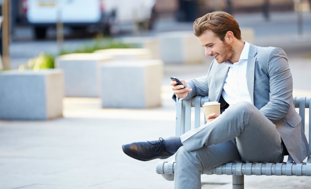 movil-bank-fintech-berlin-man-smartphone-bbva