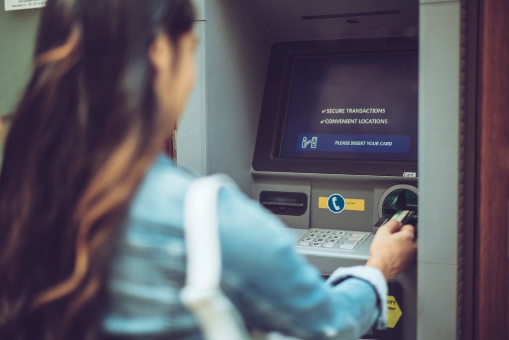 six-challenges-banking-2020-transformation-woman-atm-resource-bbva