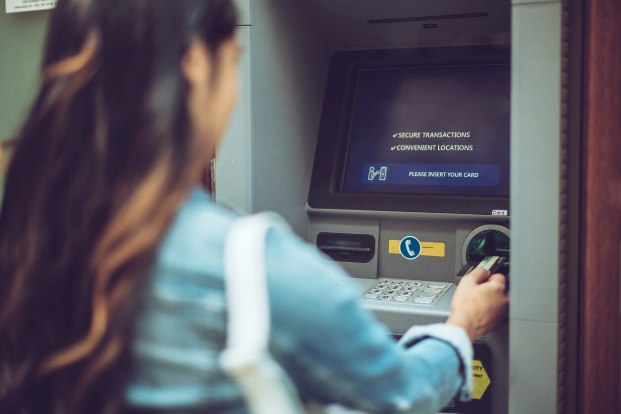 six-challenges-banking-2020-transformation-woman-atm-resource-bbva