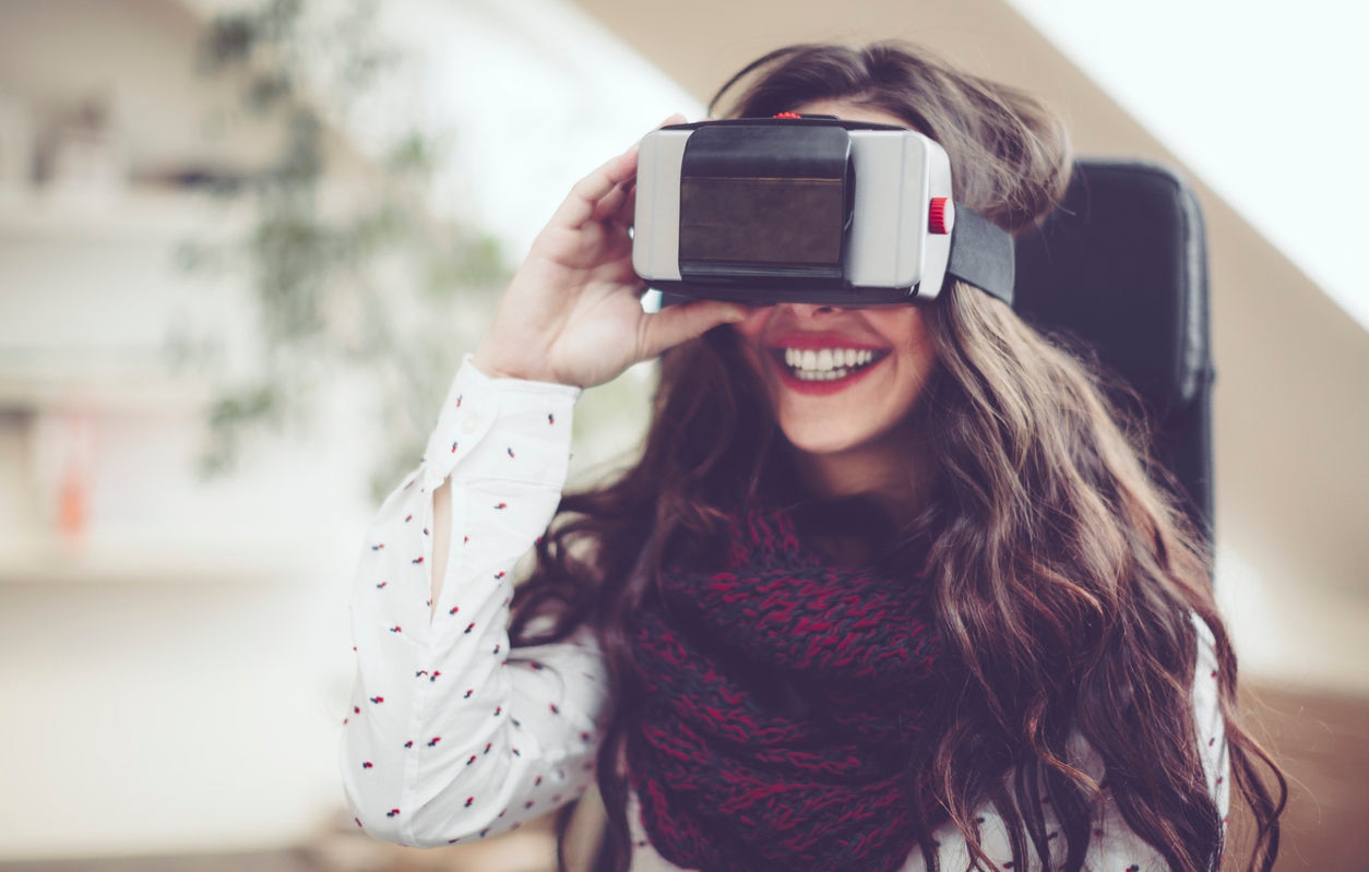virtual-reality-technology-girl-chair-glasses-resource-BBVA