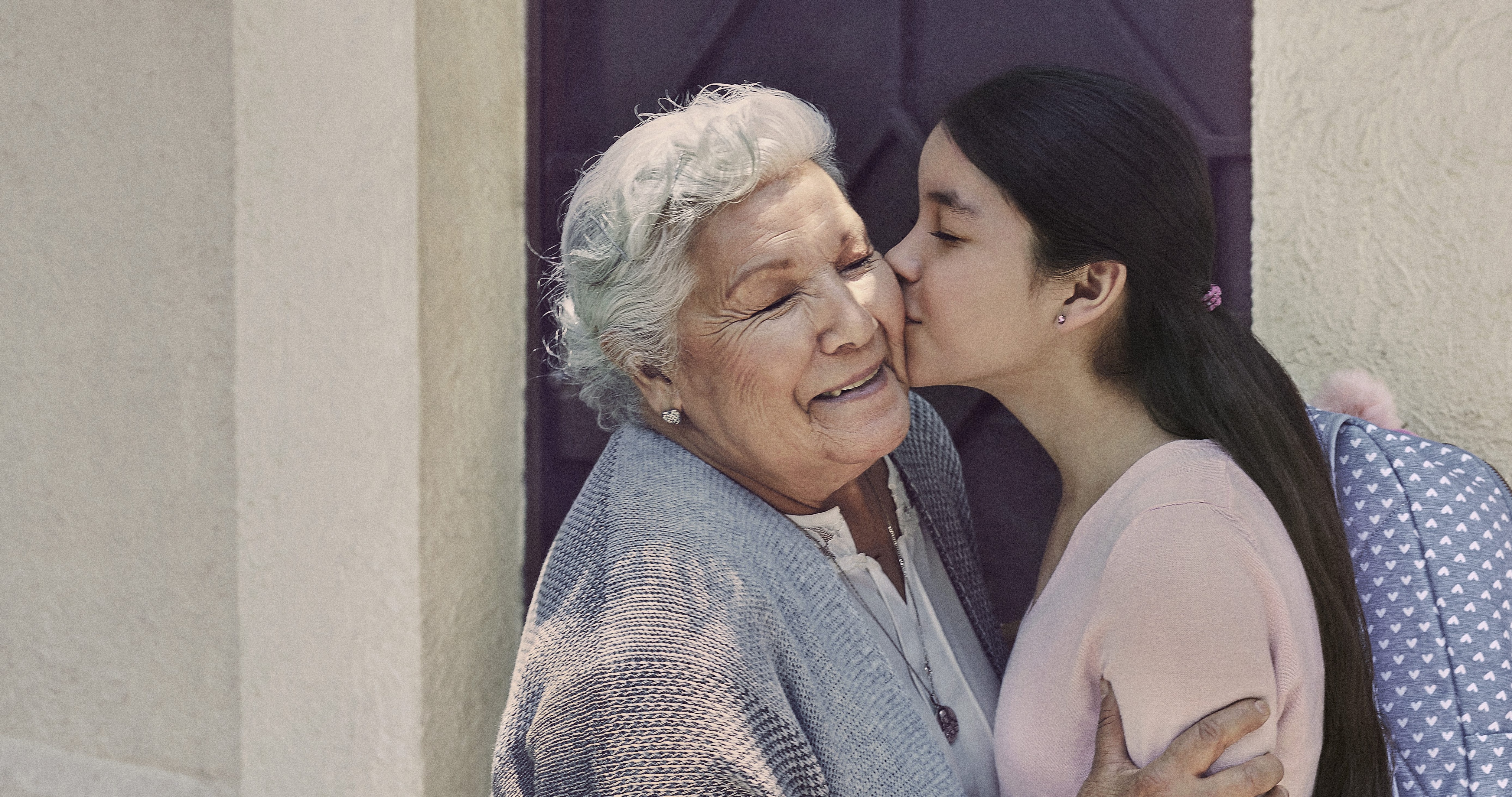 abuelita-nieta-tuyyo-app-remesas-mexico-BBVA abuelita-nieta-tuyyo-app-remesas-mexico-BBVA
