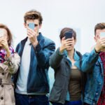 friend-selfie-addiction-phone-resource-bbva friend-selfie-addiction-phone-resource-bbva