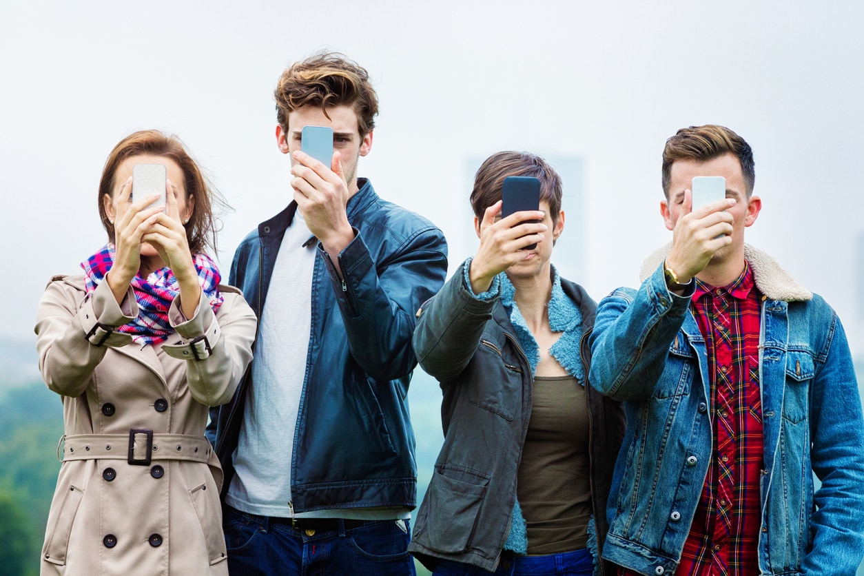 friend-selfie-addiction-phone-resource-bbva