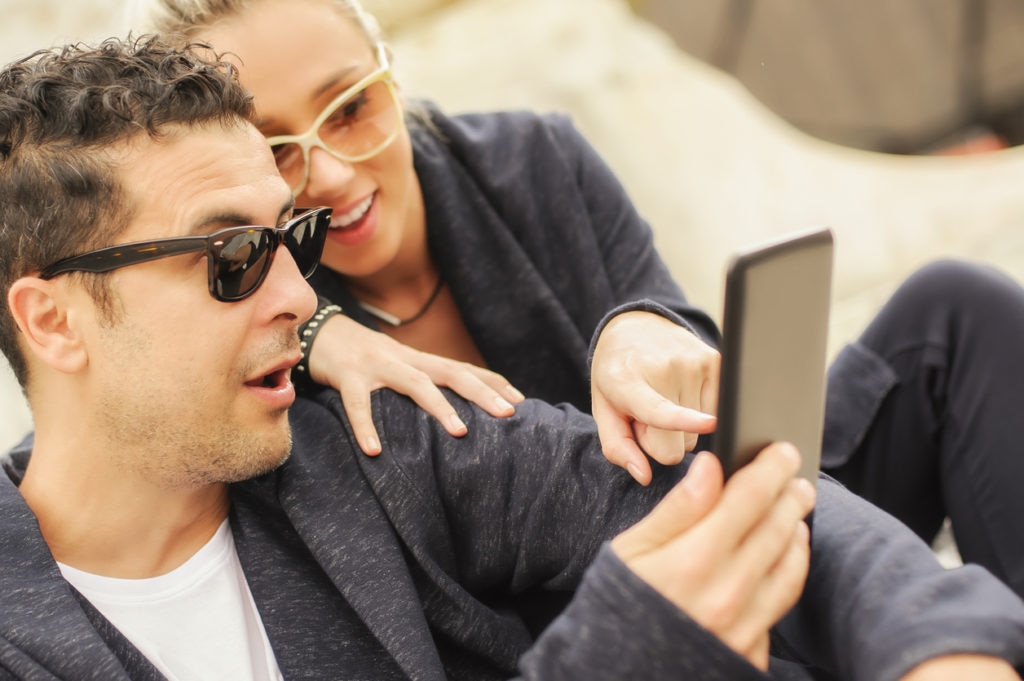 couple-smartphone-mobile-banking-bbva couple-smartphone-mobile-banking-bbva