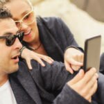 couple-smartphone-mobile-banking-bbva