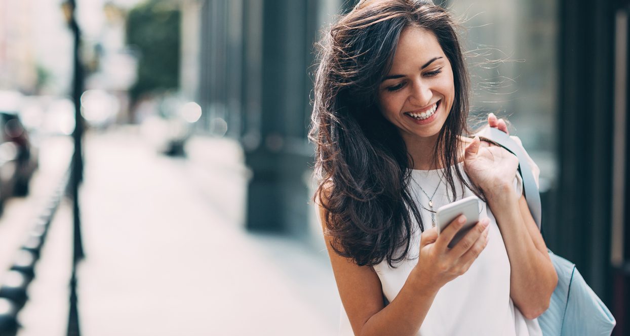 mobile-payment-girl-digital-bankin-resource-bbva